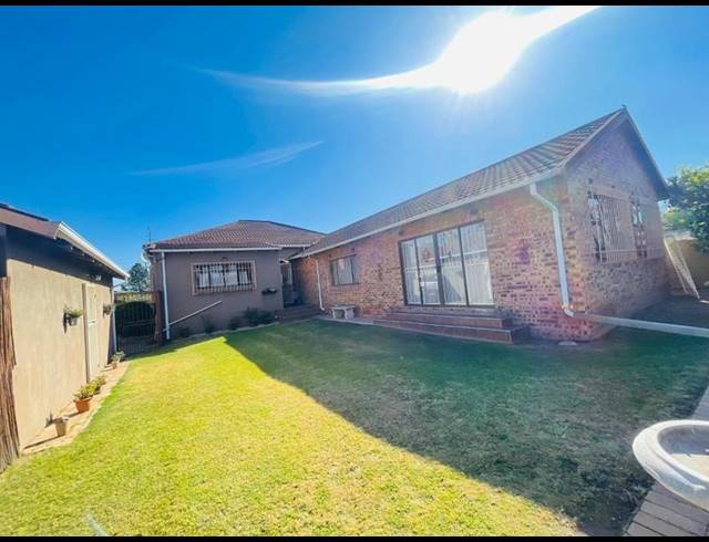 5 BEDROOM HOUSE FOR SALE IN PRIMROSE EAST